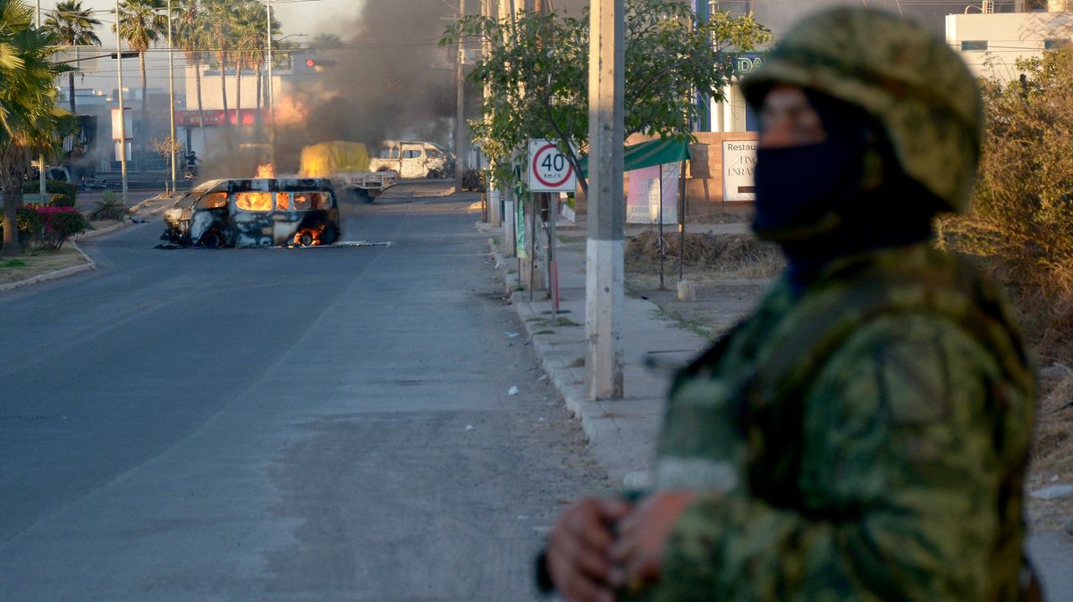 Mexické město svírají nepokoje. Vyvolal je hon na šéfa drogového gangu